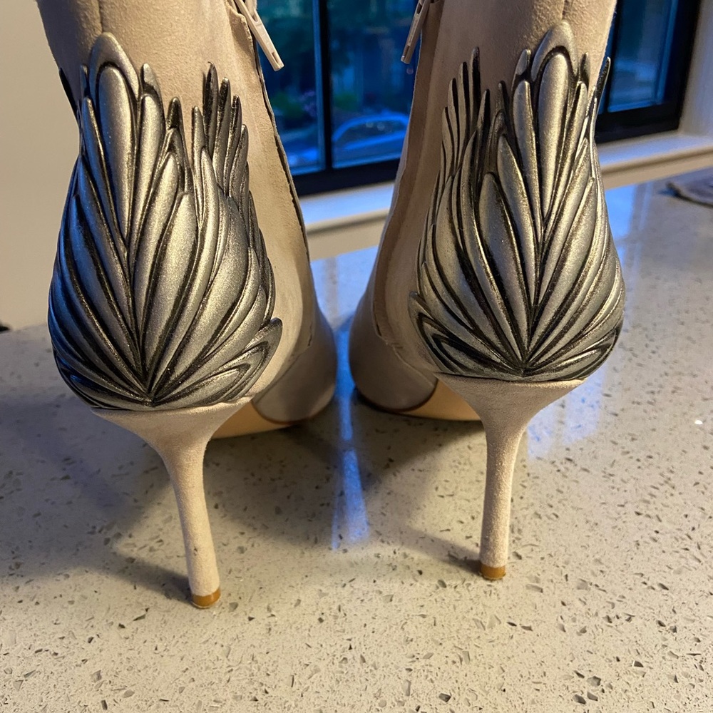 Elegant Katy Perry above ankle heels!